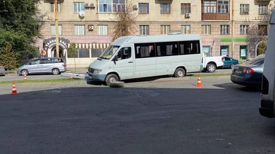 У Запоріжжі водій маршрутки не впорався з керуванням. Одна з пасажирок потрапила до лікарні