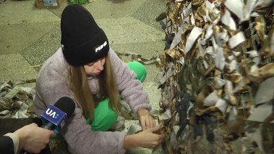 У Житомирі плетуть маскувальні сітки для потреб фронту У Житомирі плетуть маскувальні сітки для потреб фронту