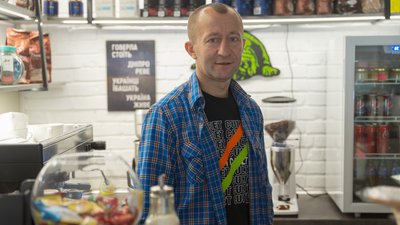 "Усіх маріупольців запрошую на безкоштовну каву". Історія маріупольця, який працює в кав’ярні Little Mariupol у Дніпрі