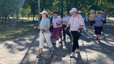 Відволіктися й поспілкуватися. У Кривому Розі жінки 65+ проводять заняття зі скандинавської ходьби