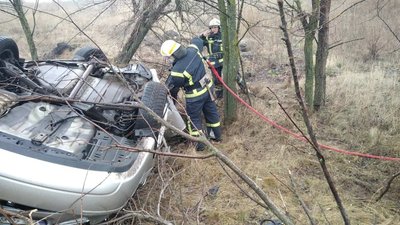 На Дніпропетровщині рятувальники вилучили тіло загиблого водія з понівеченої автівки
