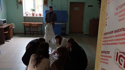 Сплели понад 900 сіток: тернопільські студенти допомагають ЗСУ Сплели понад 900 сіток: тернопільські студенти допомагають ЗСУ
