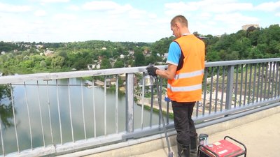 У житомирському парку культури та відпочинку оновлюють підвісний міст У житомирському парку культури та відпочинку оновлюють підвісний міст