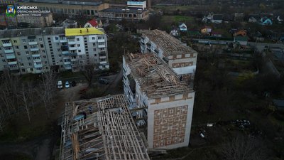 Без електрики і в снігопади: у Бучі триває ремонт пошкоджених обстрілами багатоповерхівок Без електрики і в снігопади: у Бучі триває ремонт пошкоджених обстрілами багатоповерхівок