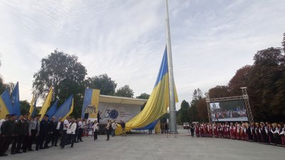У Тернополі підняли найбільший прапор в області