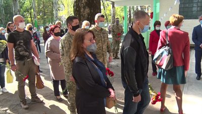 У Миколаєві відкрили меморіальну дошку загиблому солдату У Миколаєві відкрили меморіальну дошку загиблому солдату