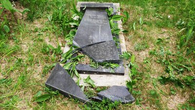 На одному з кладовищ Житомирщини 17-річний хлопець зруйнував понад 40 пам’ятників – юнакові оголосили про підозру На одному з кладовищ Житомирщини 17-річний хлопець зруйнував понад 40 пам’ятників – юнакові оголосили про підозру