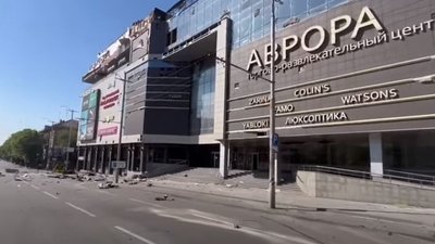 Пошкоджений ТРЦ та десятки житлових будинків. Наслідки ракетного обстрілу Запоріжжя