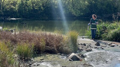 Забруднили річку стічними водами: екоінспектори у Житомирі відібрали проби на дослідження Забруднили річку стічними водами: екоінспектори у Житомирі відібрали проби на дослідження