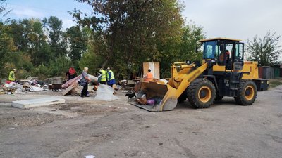 У Кропивницькому два дні не вивозили сміття з контейнерів через блокування безхатьками. Чим завершився конфлікт У Кропивницькому два дні не вивозили сміття з контейнерів через блокування безхатьками. Чим завершився конфлікт