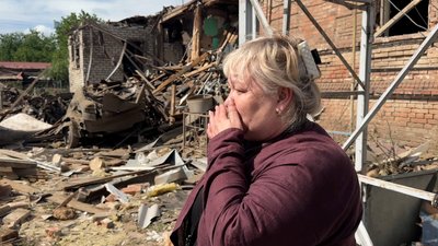 "Розгрібав завали, виліз сам. А по-сусідству загинув хлопець": жителі Слов'янська розказали про удар ввечері 21 червня "Розгрібав завали, виліз сам. А по-сусідству загинув хлопець": жителі Слов'янська розказали про удар ввечері 21 червня