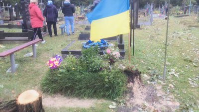Пошкодили понад два десятки могил – на Житомирщині зрізали дерева на кладовищі Пошкодили понад два десятки могил – на Житомирщині зрізали дерева на кладовищі