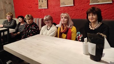 Тернопільські пенсіонерки готуються до фотосесії Тернопільські пенсіонерки готуються до фотосесії