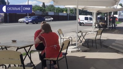 У Сумах автівка в'їхала у літній майданчик — троє людей доправили до лікарні У Сумах автівка в'їхала у літній майданчик — троє людей доправили до лікарні