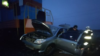Машина зіткнулась з потягом. Двоє людей у лікарні Машина зіткнулась з потягом. Двоє людей у лікарні