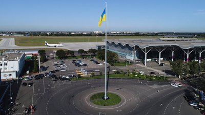 В Одеському аеропорту замайорів найбільший в місті прапор України