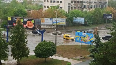 В Ужгороді через дощі підтопило вулиці, дороги та переїзди В Ужгороді через дощі підтопило вулиці, дороги та переїзди