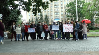 Співробітники Миколаївського дитячого центру медичної реабілітації вийшли на акцію протесту