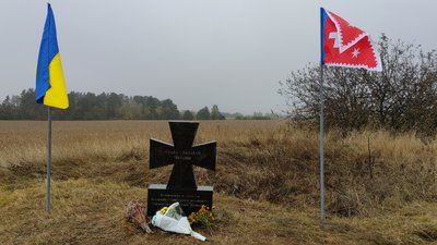 На Житомирщині підняли прапори над стародавнім козацьким курганом На Житомирщині підняли прапори над стародавнім козацьким курганом