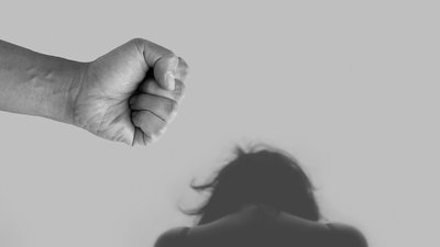 На Рівненщині чоловік побив на дитмайданчику 14-річну дівчину – "екстренка"