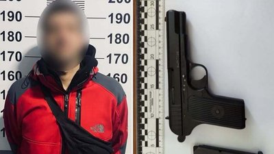 У Красилові затримали чоловіка, який переробляв стартові пістолети та продавав