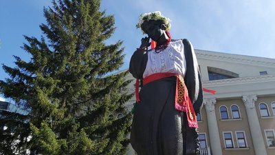 У Полтаві до Дня вишиванки одягнули пам’ятники