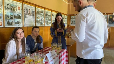 Доброчинний ярмарок та дефіле: у Черкаському університеті відбулось свято вишиванки Доброчинний ярмарок та дефіле: у Черкаському університеті відбулось свято вишиванки