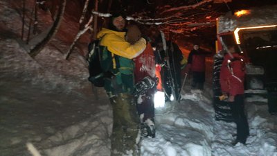 Рятувальники знайшли чотирьох лижників, які заблукали в Карпатах Рятувальники знайшли чотирьох лижників, які заблукали в Карпатах
