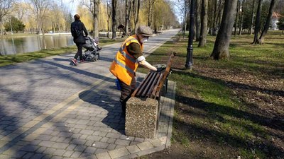 В Івано-Франківську проводять дезінфекцію міського парку В Івано-Франківську проводять дезінфекцію міського парку