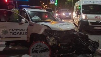 У Хмельницькому в ДТП потрапила патрульна автівка та BMW. Одна людина травмувалася