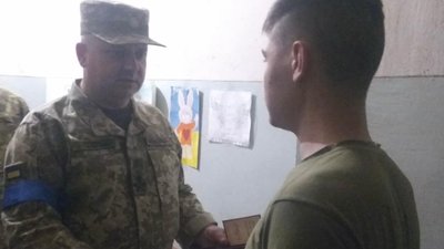 Нагороду загиблого на Харківщині прикордонника передали його сину, який воює на Донеччині