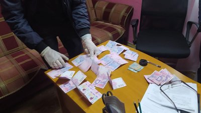 На Дніпропетровщині за підозрою в хабарництві затримали лікаря