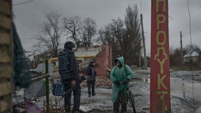 Волонтер розмовляє з жителем Костянтинівки, Донецька область, 13 лютого 2026 рік