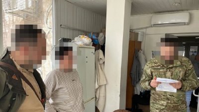 Правоохоронці вручають підозру військовому