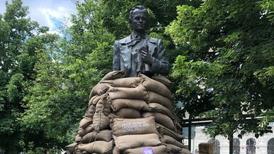 Як у Києві та Одесі: пам'ятник Шевченку в Празі "захистили" мішками