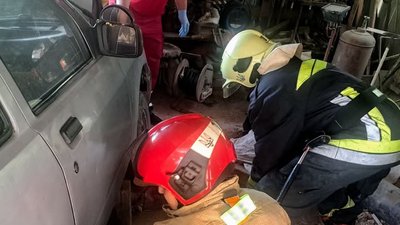 Рятувальники деблокують чоловіка