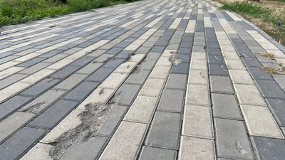 На часі чи ні. У Миколаєві дооблаштовують тротуар в Інгульському районі На часі чи ні. У Миколаєві дооблаштовують тротуар в Інгульському районі