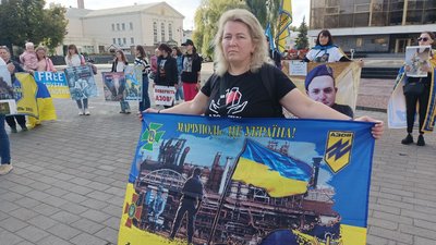 Понад пів сотні людей прийшли на акцію для підтримки полонених захисників Маріуполя у Луцьку Понад пів сотні людей прийшли на акцію для підтримки полонених захисників Маріуполя у Луцьку
