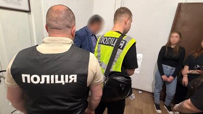 Затриманий та поліція в суді