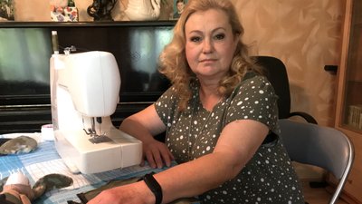 Житомирянка Ірина Радчук шиє іграшкових "військових зайців" Житомирянка Ірина Радчук шиє іграшкових "військових зайців"