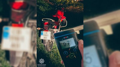Патрульні зупинили п'яного мотоцикліста, який намагався від них втекти у Чернігові