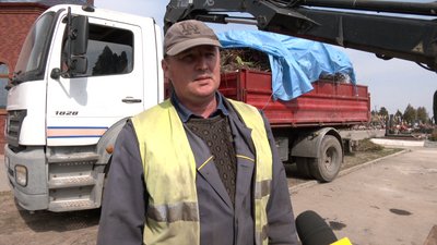Квіти, які не зникають: що відбувається зі штучними квітами з кладовищ Луцька Квіти, які не зникають: що відбувається зі штучними квітами з кладовищ Луцька