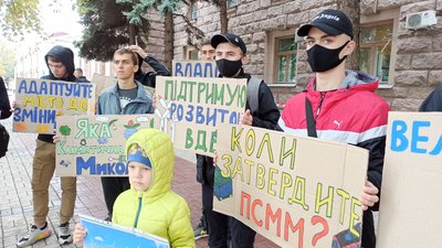Миколаївцям – чисту воду. Активісти вийшли під будівлю міськради на акцію протесту Миколаївцям – чисту воду. Активісти вийшли під будівлю міськради на акцію протесту