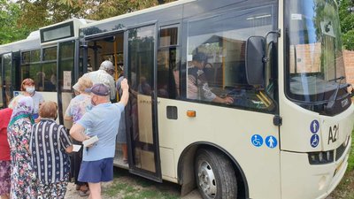 У Кропивницькому містян почали вакцинувати від коронавірусу в автобусах