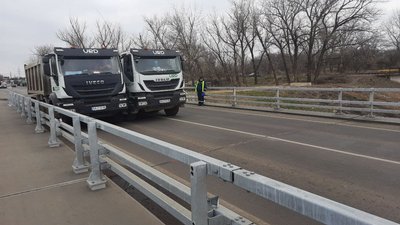 На мосту через Північно-Кримський канал перекривали проїзд, щоб провести випробування конструкції