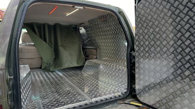Миколаївські волонтери переробляють автомобілі для евакуації бійців з лінії фронту Миколаївські волонтери переробляють автомобілі для евакуації бійців з лінії фронту
