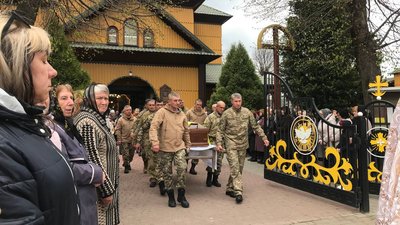 У Ямниці на Івано-Франківщині понад тисяча людей прийшли попрощатися із загиблим воїном У Ямниці на Івано-Франківщині понад тисяча людей прийшли попрощатися із загиблим воїном