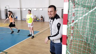 Медійники проти музикантів: у Сумах зіграли благодійний футзальний матч Медійники проти музикантів: у Сумах зіграли благодійний футзальний матч