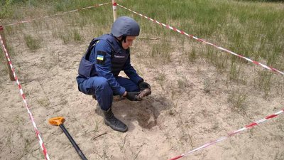 На Херсонщині рятувальники знищили артилерійський снаряд