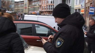 В Ужгороді водіїв штрафують за порушення правил паркування